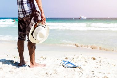 Turizm holding hasır şapka kapatmak ve güneş gözlüğü tropikal üzerinde olması