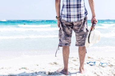 Turizm holding hasır şapka kapatmak ve güneş gözlüğü tropikal üzerinde olması