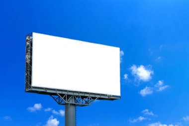 Bulutlar ve mavi karşı beyaz ekran ile boş billboard mockup
