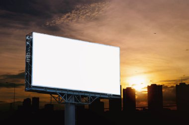 Bulutlu ve şehir karşı beyaz ekran ile Boş billboard mockup