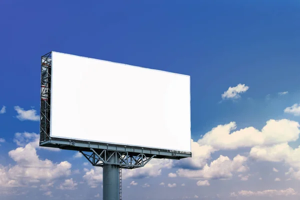 Pusty Billboard makieta z białym ekranem przed chmurami i niebieskim — Zdjęcie stockowe