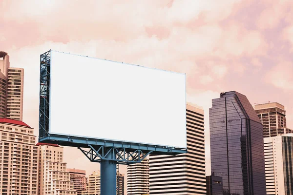 Cartelera en blanco maqueta con pantalla blanca contra nublado y ciudad —  Fotos de Stock
