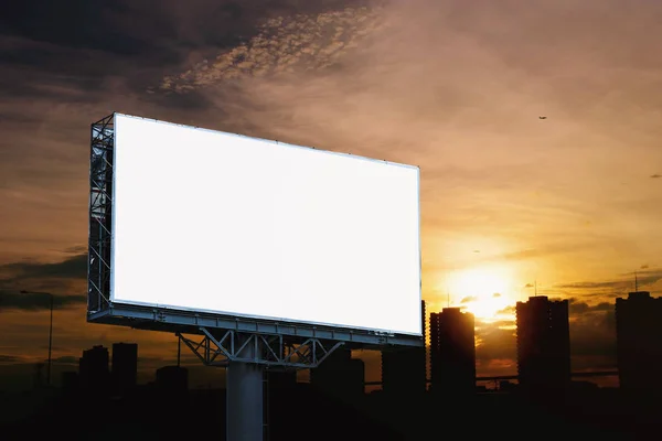 Cartelera en blanco maqueta con pantalla blanca contra nublado y ciudad —  Fotos de Stock