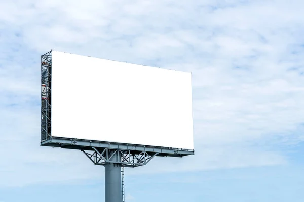 Cartelera en blanco maqueta con pantalla blanca contra nubes y azul —  Fotos de Stock