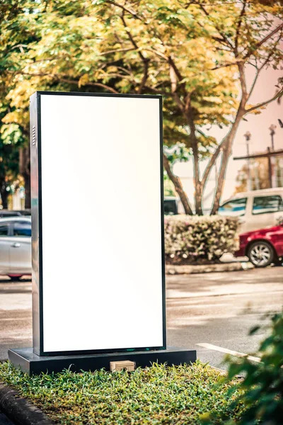 Mockup de outdoor em branco com tela branca no estacionamento do carro na loja — Fotografia de Stock