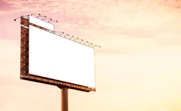 Cartelera en blanco con pantalla blanca al atardecer. C —  Fotos de Stock