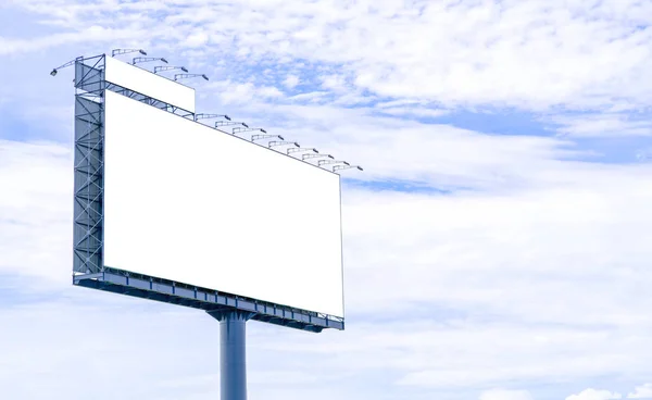 Pusty Billboard makieta z białym ekranem przed chmurami i niebieskim — Zdjęcie stockowe