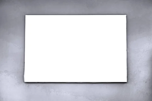 市内のセメント壁に白い画面を持つ空白の看板モックアップ — ストック写真