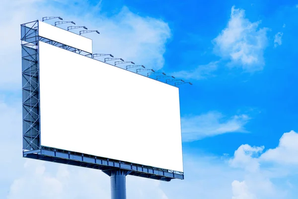 Cartelera en blanco maqueta con pantalla blanca contra nubes y azul —  Fotos de Stock