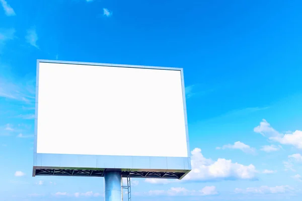 Pusty Billboard makieta z białym ekranem przed chmurami i niebieskim — Zdjęcie stockowe