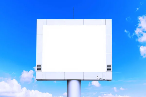 Cartelera en blanco maqueta con pantalla blanca contra nubes y azul —  Fotos de Stock