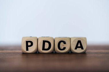 Ahşap küpler ile Pdca. İş geliştirme stratejisi kavramı. C