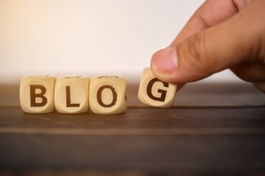 Gün batımında elleri kapat ve tahta blog sözcüğünü engelle