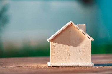 Tahta masadaki minyatür ev ahşabı. Boşluğu kopyala 