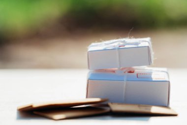 Mektup ve paket yığını. Postane kavramı.