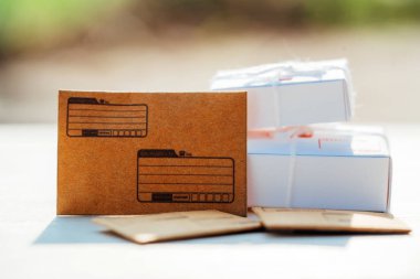Mektup ve paket yığını. Postane kavramı.