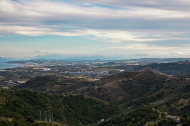 Manzara. Estepona şehrinin gözlem güvertesinden dağların ve denizin manzarası.