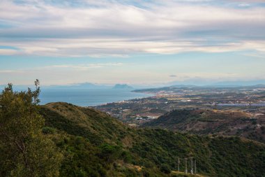 Manzara. Estepona şehrinin gözlem güvertesinden dağların ve denizin manzarası.