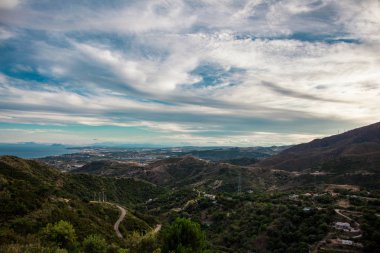 Manzara. Estepona şehrinin gözlem güvertesinden dağların ve denizin manzarası.