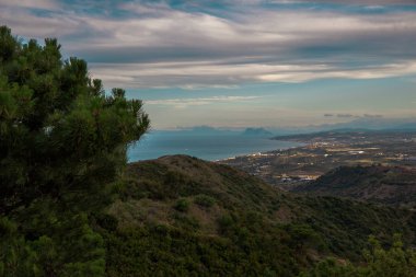 Manzara. Estepona şehrinin gözlem güvertesinden dağların ve denizin manzarası.