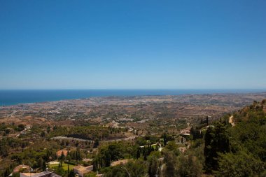 Manzara. Mijas köyünde gözlem güvertesinden Fuengirola görünümü.