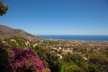 Manzara. Mijas köyünde gözlem güvertesinden Fuengirola görünümü.
