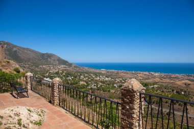 Manzara. Mijas köyünde gözlem güvertesinden Fuengirola görünümü.