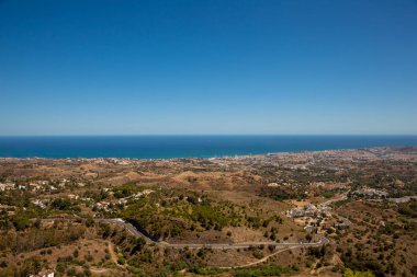 Manzara. Mijas köyünde gözlem güvertesinden Fuengirola görünümü.