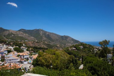 Manzara. Mijas köyünde gözlem güvertesinden Fuengirola görünümü. Costa del Sol, Endülüs, İspanya. Çekilen fotoğraf 20 Haziran 2019.