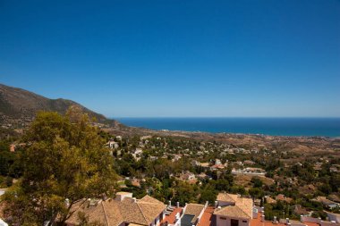 Manzara. Mijas köyünde gözlem güvertesinden Fuengirola görünümü. Costa del Sol, Endülüs, İspanya. Çekilen fotoğraf 20 Haziran 2019.