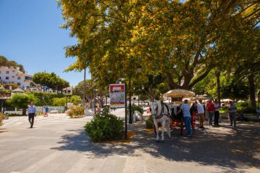 Mijas Sokağı. Mijas pitoresk sokak, Endülüs büyüleyici beyaz köy. Costa del Sol, İspanya. Çekilen fotoğraf 20 Haziran 2019.