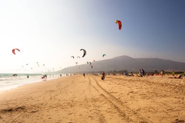 Tarifa plajı. Güney İspanya'da uçurtma sörfü plaj. Costa del Sol, Endülüs, İspanya. Fotoğraf 14 Temmuz 2019.