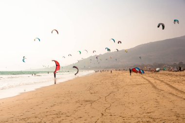 Tarifa plajı. Güney İspanya'da uçurtma sörfü plaj. Costa del Sol, Endülüs, İspanya. Fotoğraf 14 Temmuz 2019.