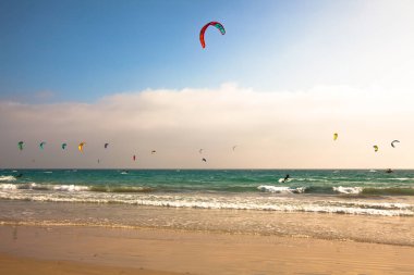 Tarifa plajı. Güney İspanya'da uçurtma sörfü plaj. Costa del Sol, Endülüs, İspanya. Fotoğraf 14 Temmuz 2019.