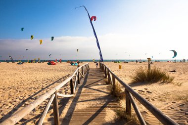 Tarifa plajı. Güney İspanya'da uçurtma sörfü plaj. Costa del Sol, Endülüs, İspanya. Fotoğraf 14 Temmuz 2019.
