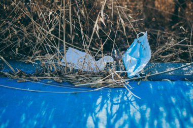 Sokakta yerde tıbbi maske var..
