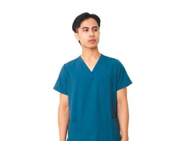 Steteskoplu mavi önlüklü genç erkek hemşire ayakta dururken, beyaz arka planda izole edilmiş tıbbi ve sağlık hizmetleri kavramları için mükemmel bir ifade sergiliyor..