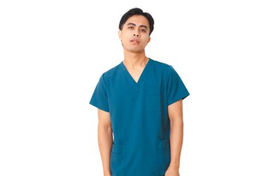 Steteskoplu yorgun genç erkek hemşire komik, bitkin bir yüz ifadesi gösteriyor, beyaz arka planda izole edilmiş, sağlık ve tıbbi kavramlar için mükemmel..