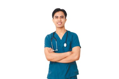 Steteskopla kollarını çapraz bağlayan önlüklü, kendine güvenen genç hemşire sağlık ve tıbbi konsept için izole edilmiş beyaz arka planda poz veriyor..