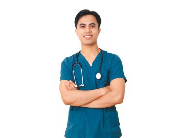 Steteskopla kollarını çapraz bağlayan önlüklü, kendine güvenen genç hemşire sağlık ve tıbbi konsept için izole edilmiş beyaz arka planda poz veriyor..