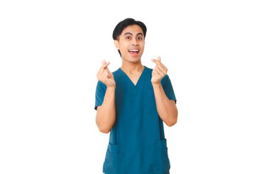 Steteskopla gülümseyen genç erkek hemşire izole beyaz arka planda kameraya kalp hareketi yapıyor..