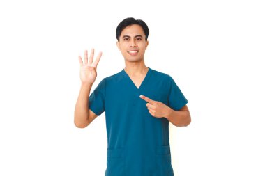 Steteskoplu gülümseyen genç erkek hemşire beyaz arka planda dört parmak hareketi gösteriyor. Dostane tıbbi profesyonel portre..