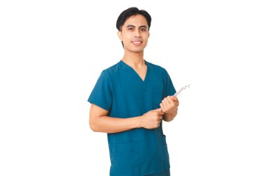 Elinde steteskopla gülümseyen genç erkek hemşire, beyaz izole edilmiş arka planda kendine güvenen sağlık hizmetleri uzmanı portresi..