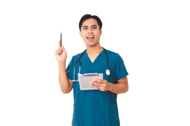 Steteskoplu önlüklü genç Asyalı erkek hemşire, izole edilmiş beyaz arka planda parlak fikirlerle yukarı bakıyor..