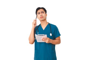 Üzerinde steteskop olan önlüklü genç erkek hemşire tıbbi konsept için izole edilmiş beyaz arka planda düşünceli bir şekilde poz veriyor..