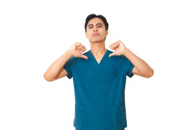 Steteskoplu kibirli genç Asyalı erkek hemşire kendini gösterirken izole edilmiş beyaz arka plana karşı güvenle poz veriyor..