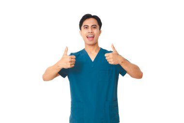 Steteskopla gülümseyen genç hemşire beyaz arka planda izole edilmiş, güven ve sağlık desteğinin sembolü olan kameraya bakarken baş parmak hareketi yapıyor..