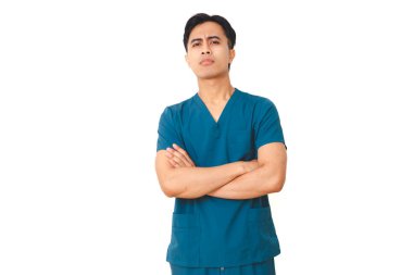 Steteskoplu ciddi bir erkek hemşire, kameraya kızgın bir ifadeyle bakıyor, beyaz arka plan, sağlık ve tıbbi konsept üzerinde izole edilmiş..