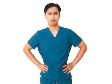 Steteskoplu ciddi bir erkek hemşire, kameraya kızgın bir ifadeyle bakıyor, beyaz arka plan, sağlık ve tıbbi konsept üzerinde izole edilmiş..