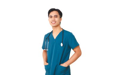 Steteskoplu, kendine güveni tam genç bir erkek hemşire izole edilmiş beyaz arka planda elleri ceplerinde duruyor, tıbbi ve sağlık kavramları için ideal..